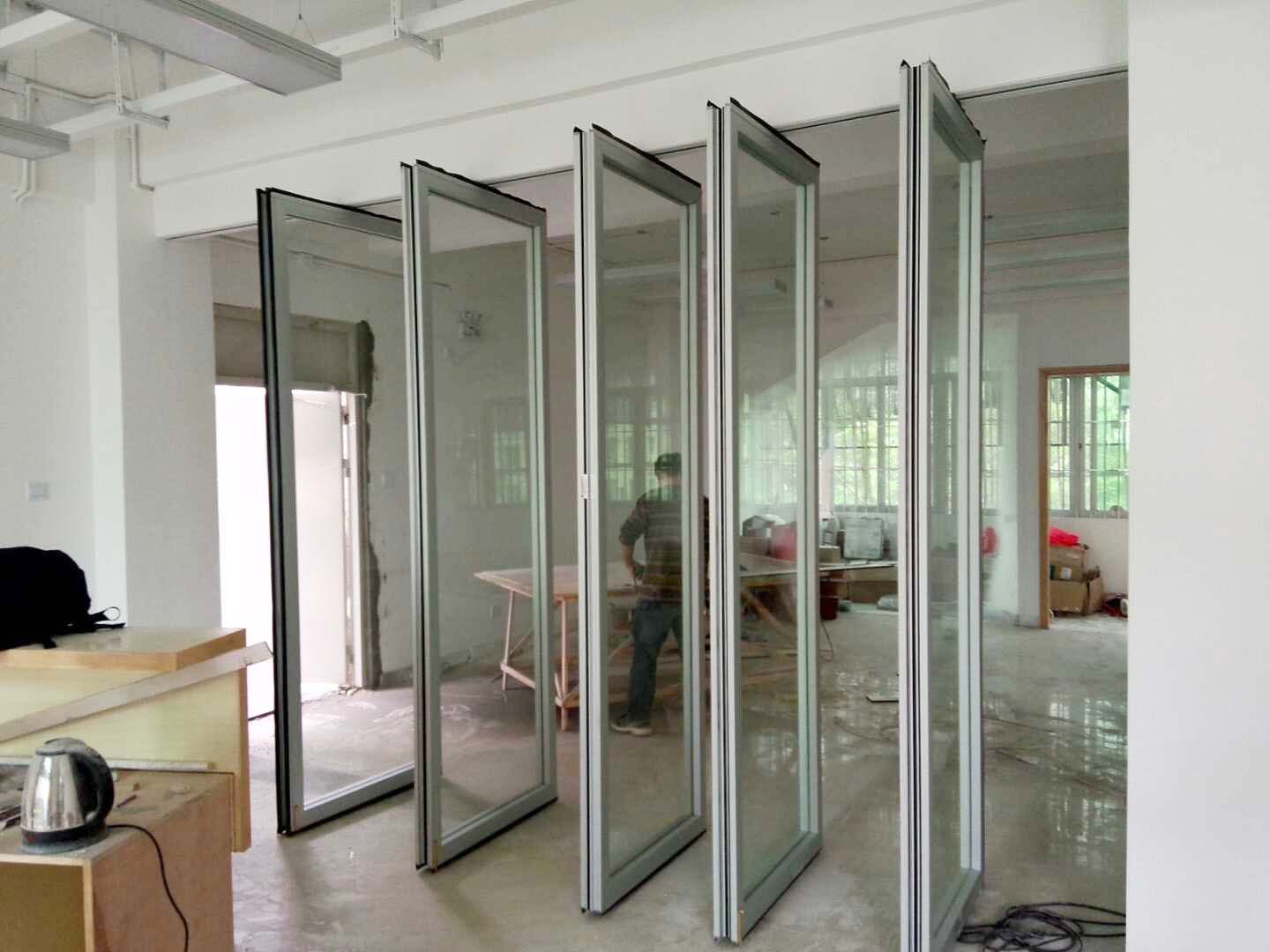 Using glass partition to expand the field of management